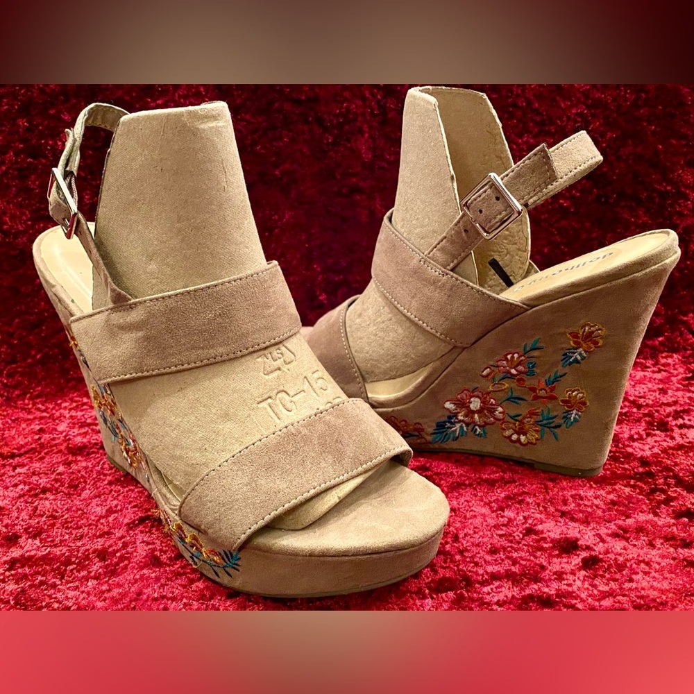DOLLHOUSE Floral Embroidered Suede Platform Wedge
Size 10 Beige